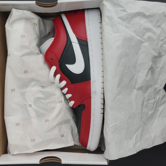 🔥WMNS AIR JORDAN 1 LOW🔥 - Picture 2 of 4